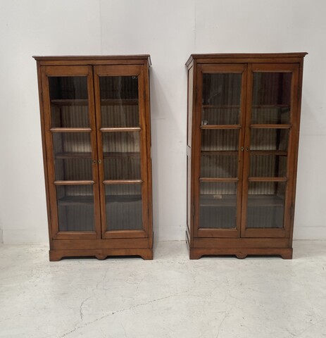 paire de vitrines à hauteur d'appui en merisier portes à carreaux . XIX siècle .