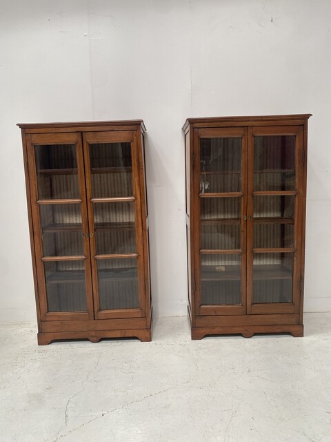 paire de vitrines à hauteur d'appui en merisier portes à carreaux . XIX siècle .
