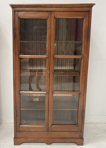 paire de vitrines à hauteur d'appui en merisier portes à carreaux . XIX siècle .