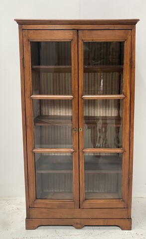 paire de vitrines à hauteur d'appui en merisier portes à carreaux . XIX siècle .