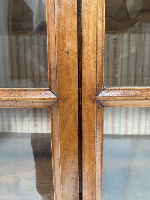 paire de vitrines à hauteur d'appui en merisier portes à carreaux . XIX siècle .