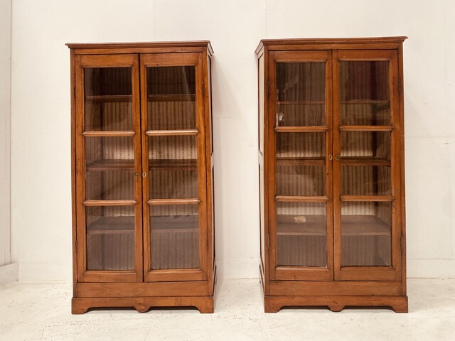 paire de vitrines à hauteur d'appui en merisier portes à carreaux . XIX siècle .
