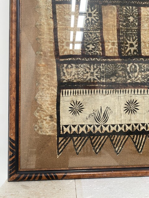 panneau décoratif sous encadrement à motif floral origine Polynésie . XX siècle.