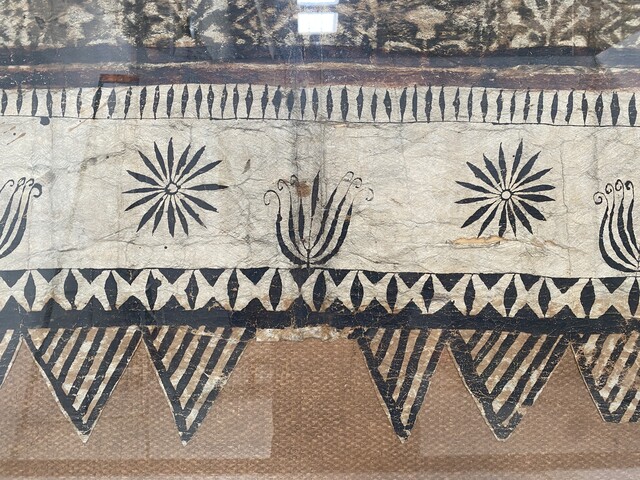 panneau décoratif sous encadrement à motif floral origine Polynésie . XX siècle.