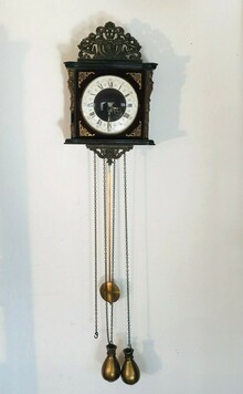 pendule d'applique style renaissance bois laiton . XX siècle .