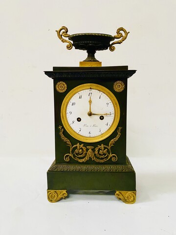pendule époque empire en bronze patiné cadran signé Pion Paris . XIX siècle .