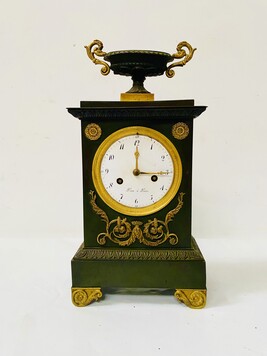 pendule époque empire en bronze patiné cadran signé Pion Paris . XIX siècle .