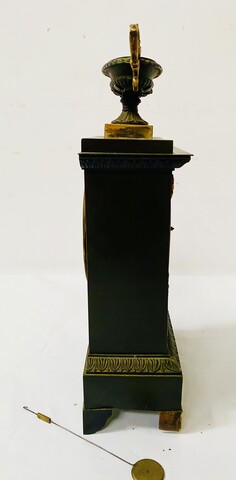 pendule époque empire en bronze patiné cadran signé Pion Paris . XIX siècle .