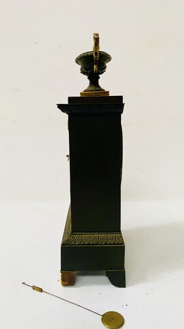 pendule époque empire en bronze patiné cadran signé Pion Paris . XIX siècle .