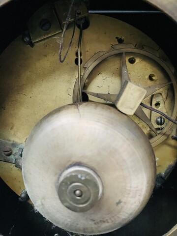 pendule époque empire en bronze patiné cadran signé Pion Paris . XIX siècle .