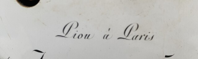 pendule époque empire en bronze patiné cadran signé Pion Paris . XIX siècle .