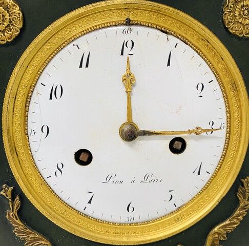 pendule époque empire en bronze patiné cadran signé Pion Paris . XIX siècle .