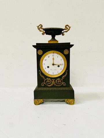 pendule époque empire en bronze patiné cadran signé Pion Paris . XIX siècle .