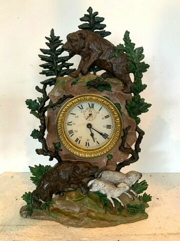 Pendule Foret noire en régule polychrome Décors d'ours et de moutons XX siècle