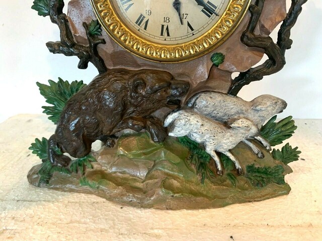 Pendule Foret noire en régule polychrome Décors d'ours et de moutons XX siècle