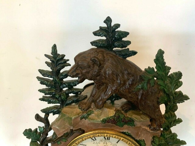 Pendule Foret noire en régule polychrome Décors d'ours et de moutons XX siècle