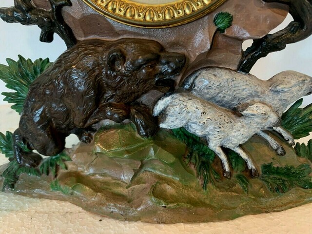 Pendule Foret noire en régule polychrome Décors d'ours et de moutons XX siècle