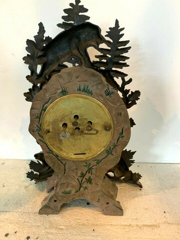 Pendule Foret noire en régule polychrome Décors d'ours et de moutons XX siècle