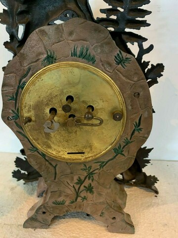 Pendule Foret noire en régule polychrome Décors d'ours et de moutons XX siècle