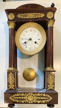 pendule portique acajou et bronze ciselé doré signé Dumoulin . XIX siècle .