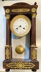 pendule portique acajou et bronze ciselé doré signé Dumoulin . XIX siècle .