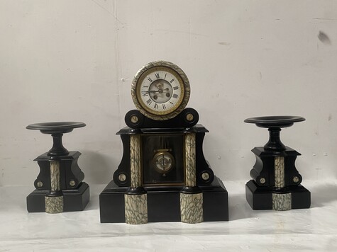 pendule portique et cassolettes époque Louis Philippe en marbre . XIX siècle .