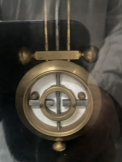 pendule portique et cassolettes époque Louis Philippe en marbre . XIX siècle .