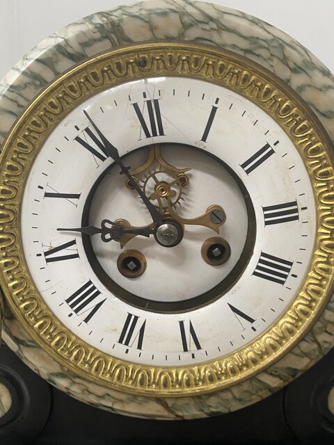 pendule portique et cassolettes époque Louis Philippe en marbre . XIX siècle .