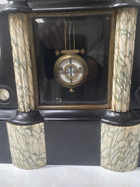 pendule portique et cassolettes époque Louis Philippe en marbre . XIX siècle .