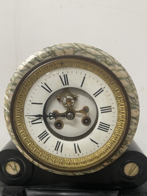 pendule portique et cassolettes époque Louis Philippe en marbre . XIX siècle .