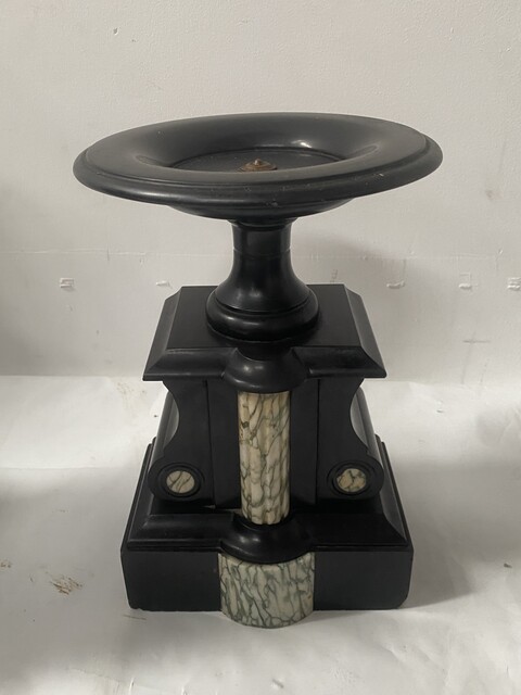 pendule portique et cassolettes époque Louis Philippe en marbre . XIX siècle .