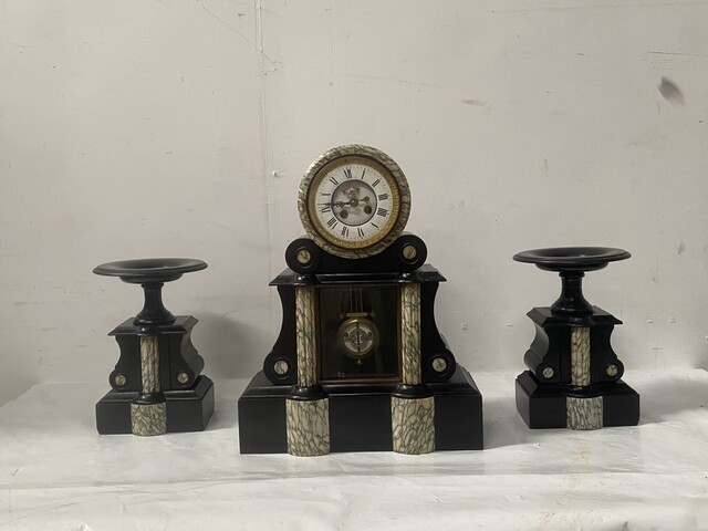 pendule portique et cassolettes époque Louis Philippe en marbre . XIX siècle .