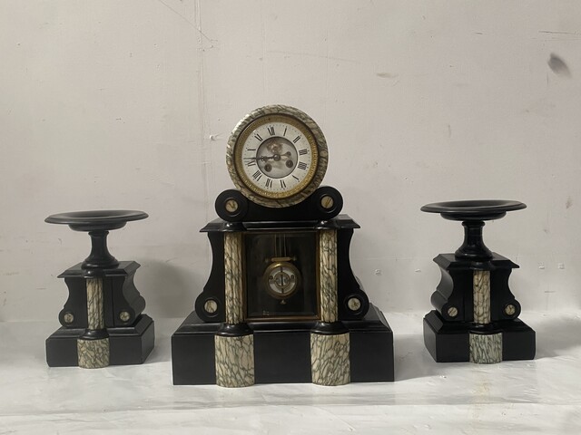 pendule portique et cassolettes époque Louis Philippe en marbre . XIX siècle .