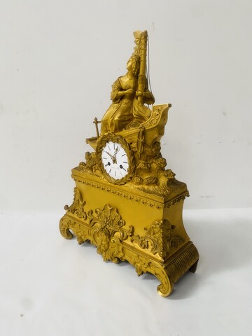 pendule romantique de cheminée en bronze doré thème tempête en mer .XIX siècle.