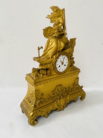pendule romantique de cheminée en bronze doré thème tempête en mer .XIX siècle.