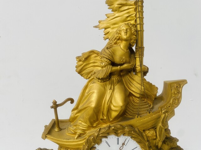 pendule romantique de cheminée en bronze doré thème tempête en mer .XIX siècle.