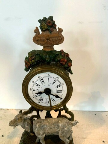 Pendulette en régule polychrome Décor a la chevre XX siècle