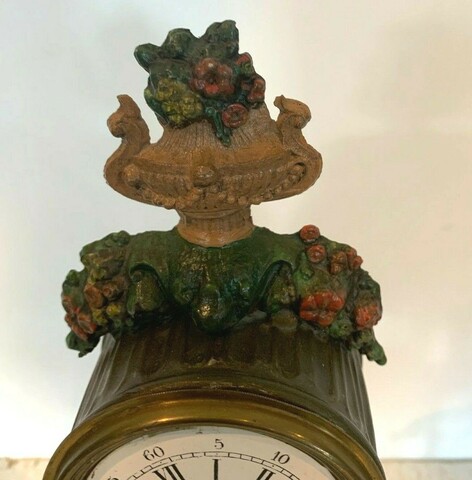 Pendulette en régule polychrome Décor a la chevre XX siècle