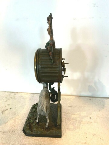 Pendulette en régule polychrome Décor a la chevre XX siècle