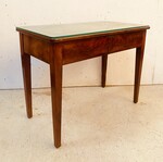 petit bureau plat directoire à deux tiroirs dessus cuir et or usagé .XiX siècle.