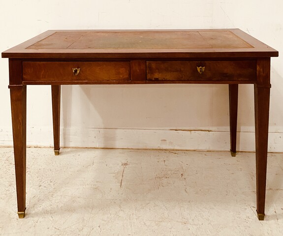 petit bureau plat directoire à deux tiroirs dessus cuir et or usagé . XX siècle.