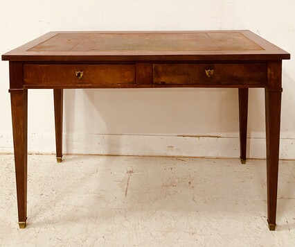 petit bureau plat directoire à deux tiroirs dessus cuir et or usagé . XX siècle.