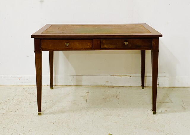 petit bureau plat directoire à deux tiroirs dessus cuir et or usagé . XX siècle.