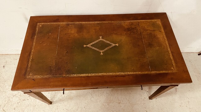 petit bureau plat directoire à deux tiroirs dessus cuir et or usagé . XX siècle.