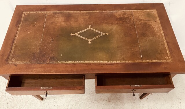 petit bureau plat directoire à deux tiroirs dessus cuir et or usagé . XX siècle.