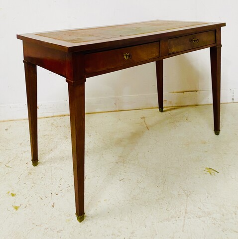 petit bureau plat directoire à deux tiroirs dessus cuir et or usagé . XX siècle.
