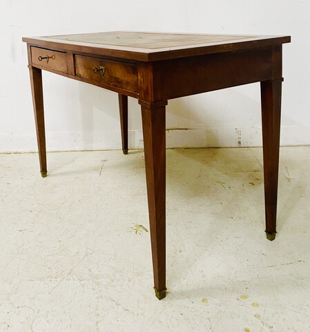 petit bureau plat directoire à deux tiroirs dessus cuir et or usagé . XX siècle.