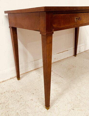 petit bureau plat directoire à deux tiroirs dessus cuir et or usagé . XX siècle.