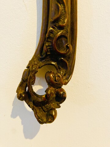 petit miroir à mains en bois finement sculpté miroir biseauté . XIX siècle .