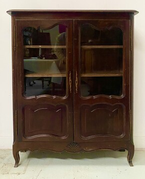 petite vitrine argentier style LX en chêne partie supérieur vitrée . XX siècle .